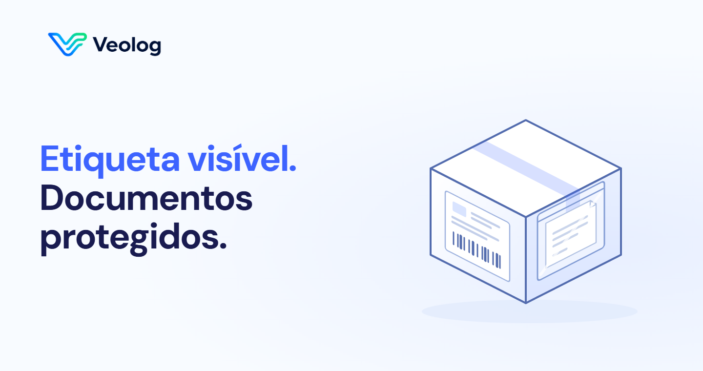Caixa com etiqueta em uma face plana e documento protegido separadamente, sem cobrir a identificação do envio
